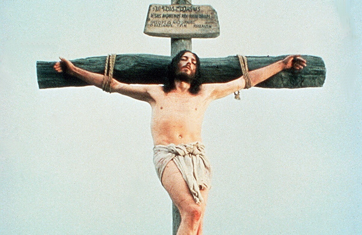 Ο Ιησούς από τη Ναζαρέτ: Ο πρωταγωνιστής πίνει και καπνίζει πάνω στον Σταυρό!