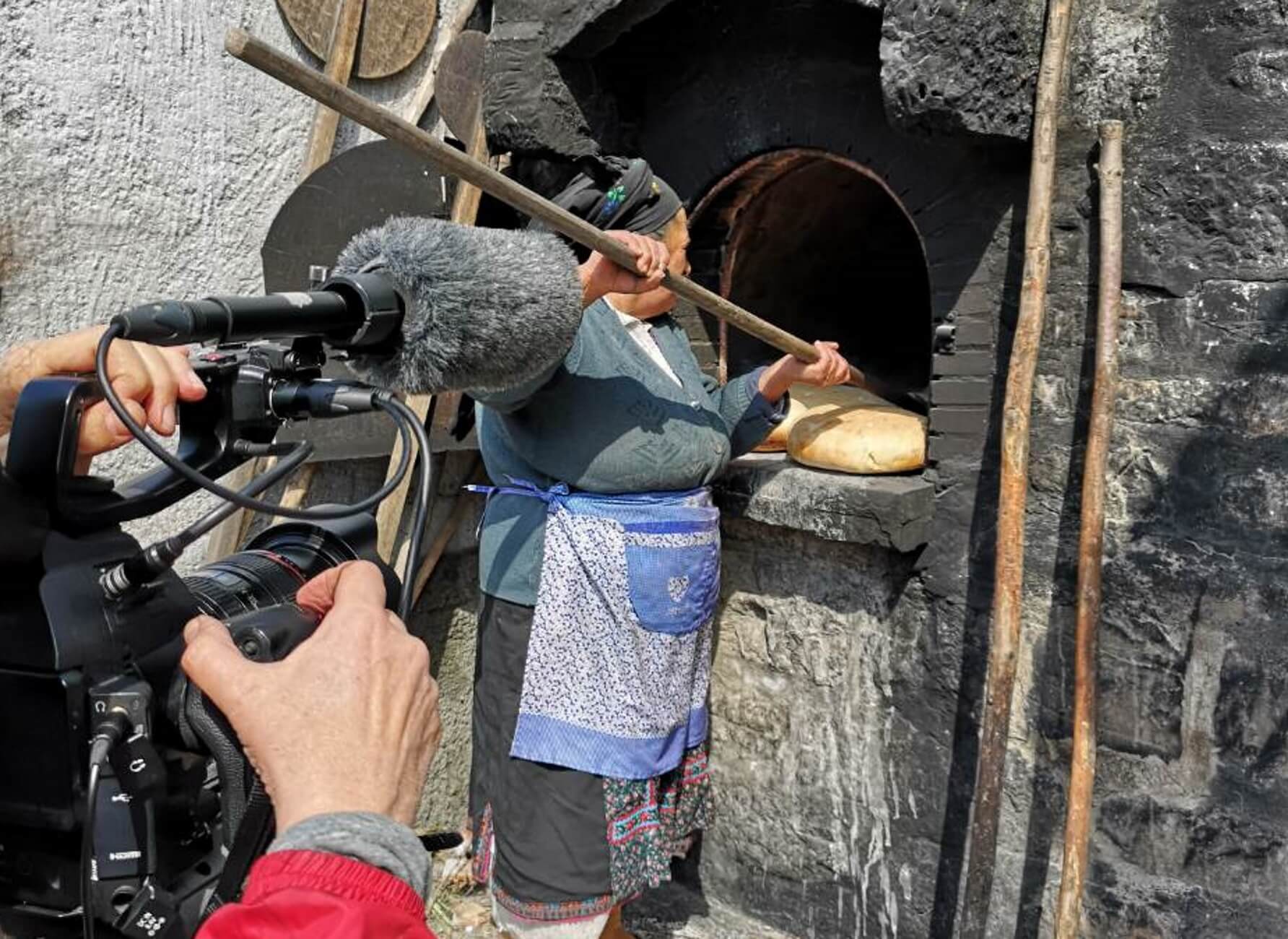 Κάρπαθος: Η παραδοσιακή γιαγιά, η διάσημη Ιταλίδα δημοσιογράφος και το μεγάλο στοίχημα [pics]