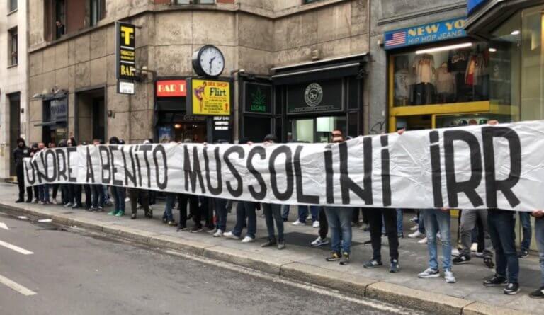 Οπαδοί της Λάτσιο σήκωσαν φασιστικό πανό για τον Μουσολίνι! video