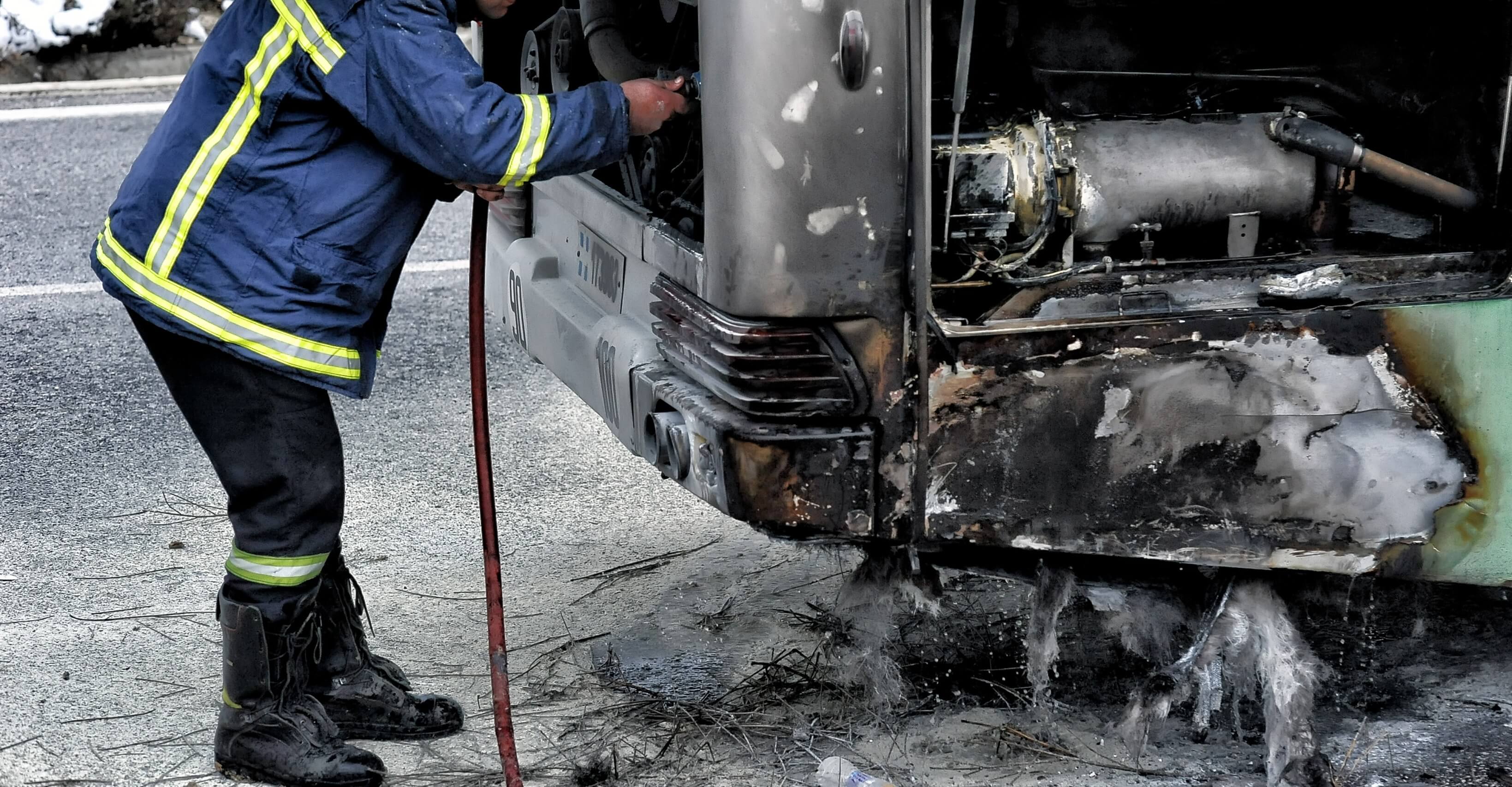 Ναύπακτος: Φωτιά σε λεωφορείο με μαθητές στην Παλιοβούνα