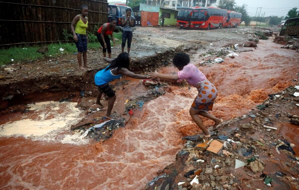 Μοζαμβίκη: Συγκλονιστικά πλάνα από το φονικό πέρασμα του κυκλώνα Κένεθ – video