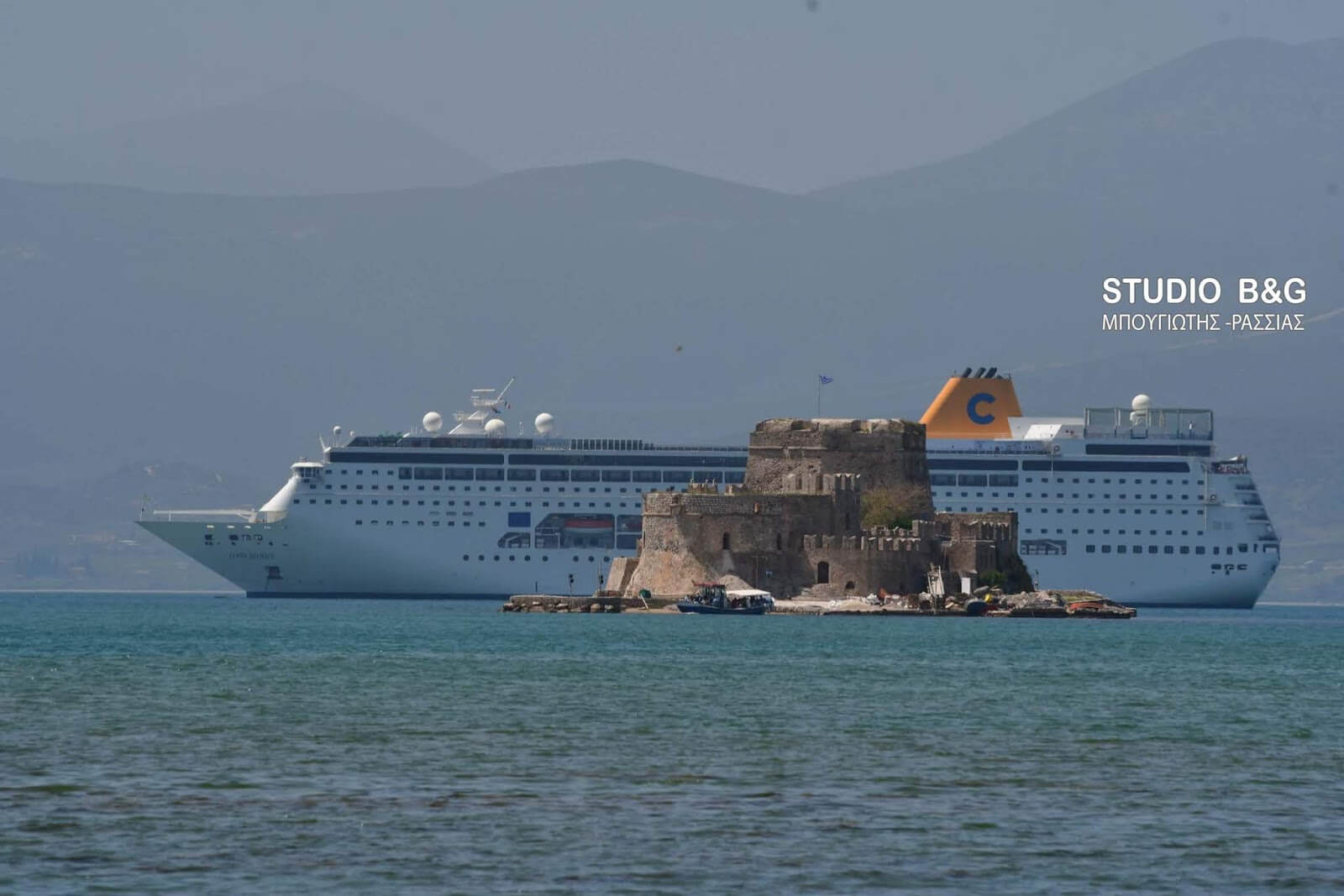 Στο Ναύπλιο το εντυπωσιακό κρουαζιερόπλοιο “Costa Neoriviera” – video, pics