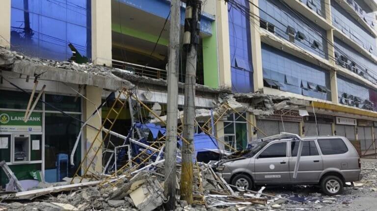 Συγκλονιστικά πλάνα από τα φονικά 6,3 Ρίχτερ στις Φιλιππίνες - Ουρανοξύστες πάλλονταν - Δρόμοι σχίστηκαν! [pics, videos]
