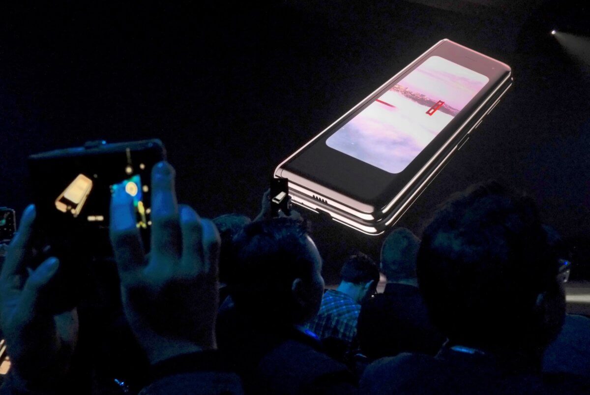 Samsung: Αναδίπλωση για το Galaxy Fold με την οθόνη που διπλώνει!