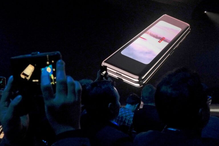 Samsung: "Αναδίπλωση" για το Galaxy Fold με την οθόνη που διπλώνει αλλά ραγίζει!