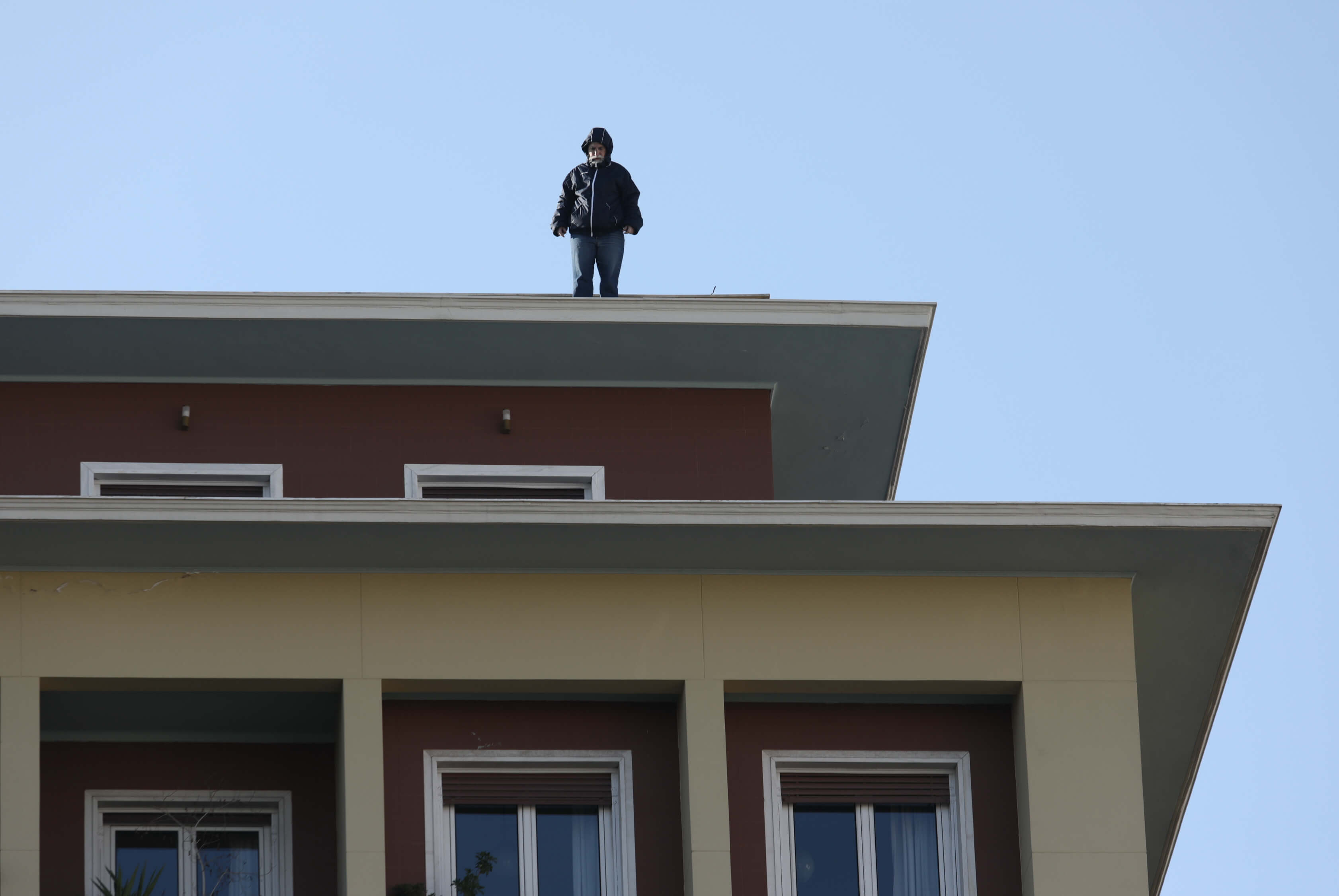 Υπουργείο Εσωτερικών: Απολυμένος συμβασιούχος στην ταράτσα του κτιρίου! [pics]