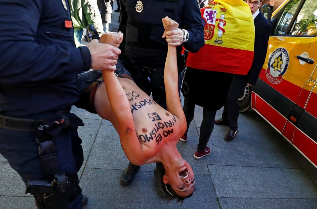 Μαδρίτη: Γυμνόστηθες ακτιβίστριες κατά του ακροδεξιού κόμματος Vox!