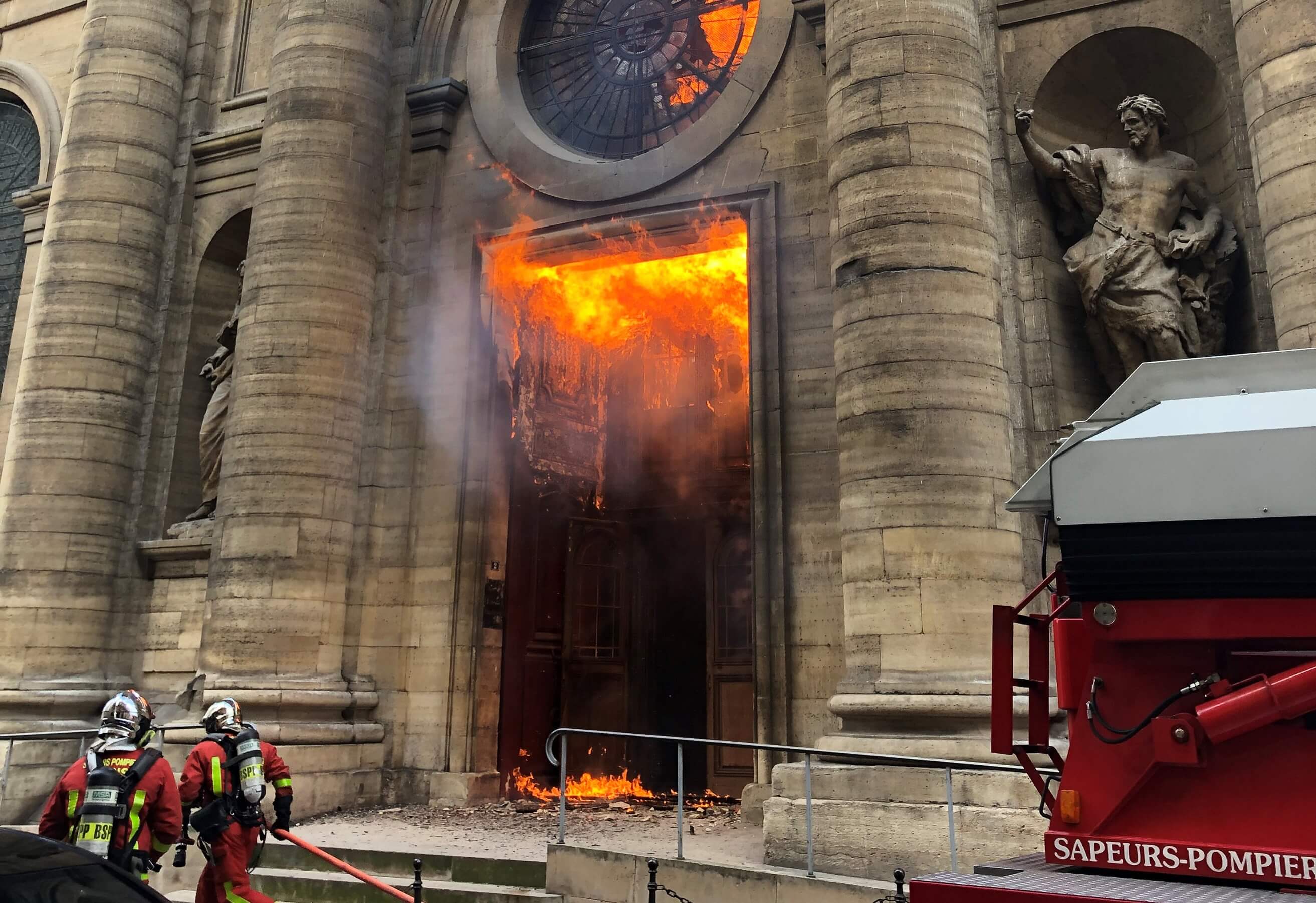 Παναγία των Παρισίων: Πριν από ένα μήνα ένας ακόμη ναός τυλίχθηκε στις φλόγες