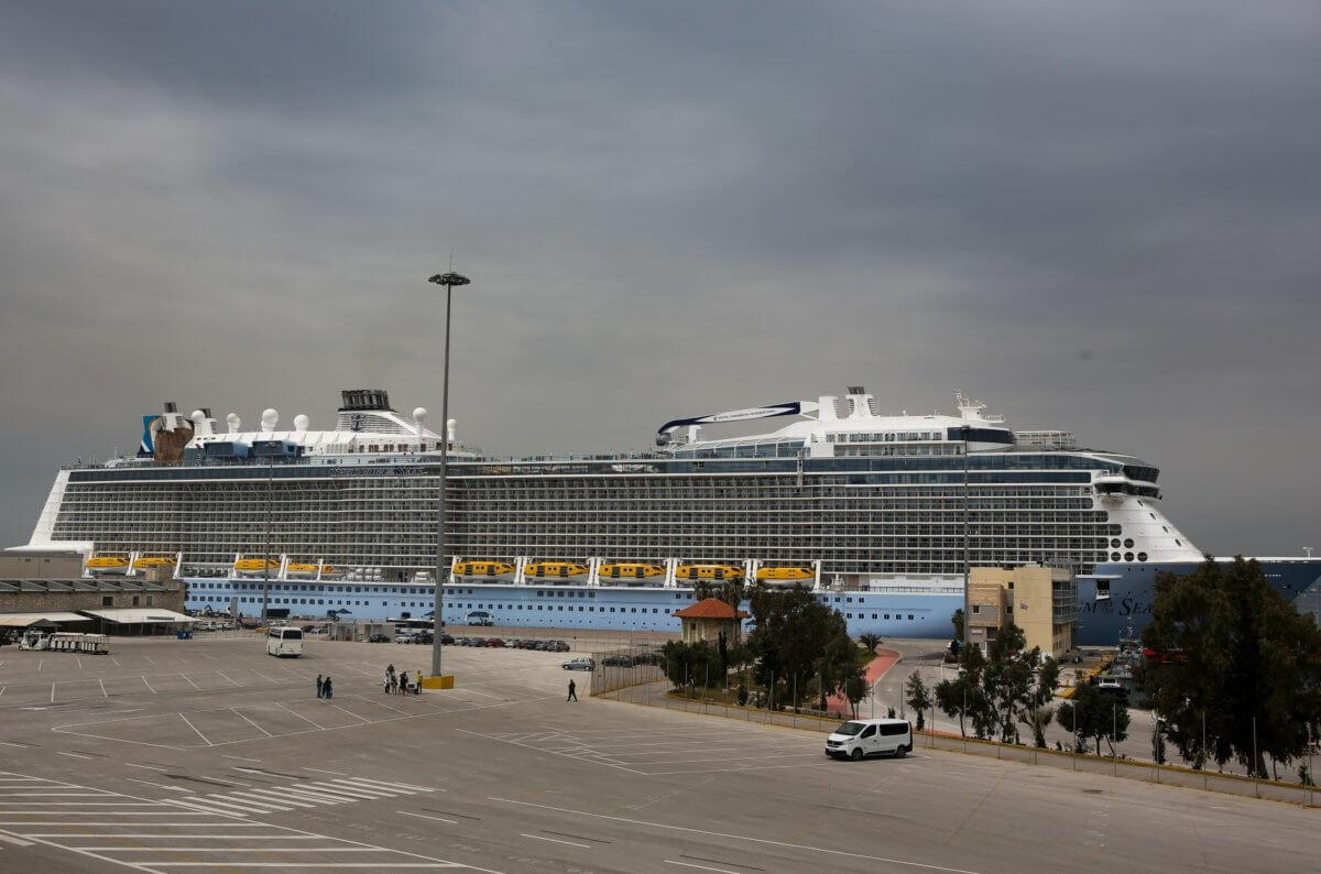 Λιμάνι Πειραιά: Έκρυψε τον ήλιο ο γίγαντας των ωκεανών – Εντυπωσιακές φωτογραφίες!