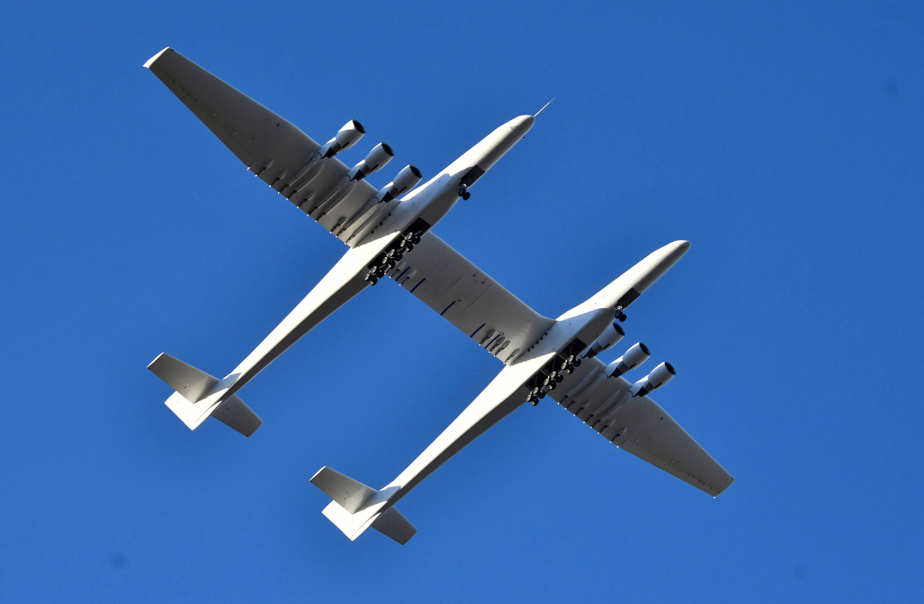 Προκαλεί δέος το Stratolaunch! Πρώτη πτήση για το μεγαλύτερο αεροπλάνο στον κόσμο! – video