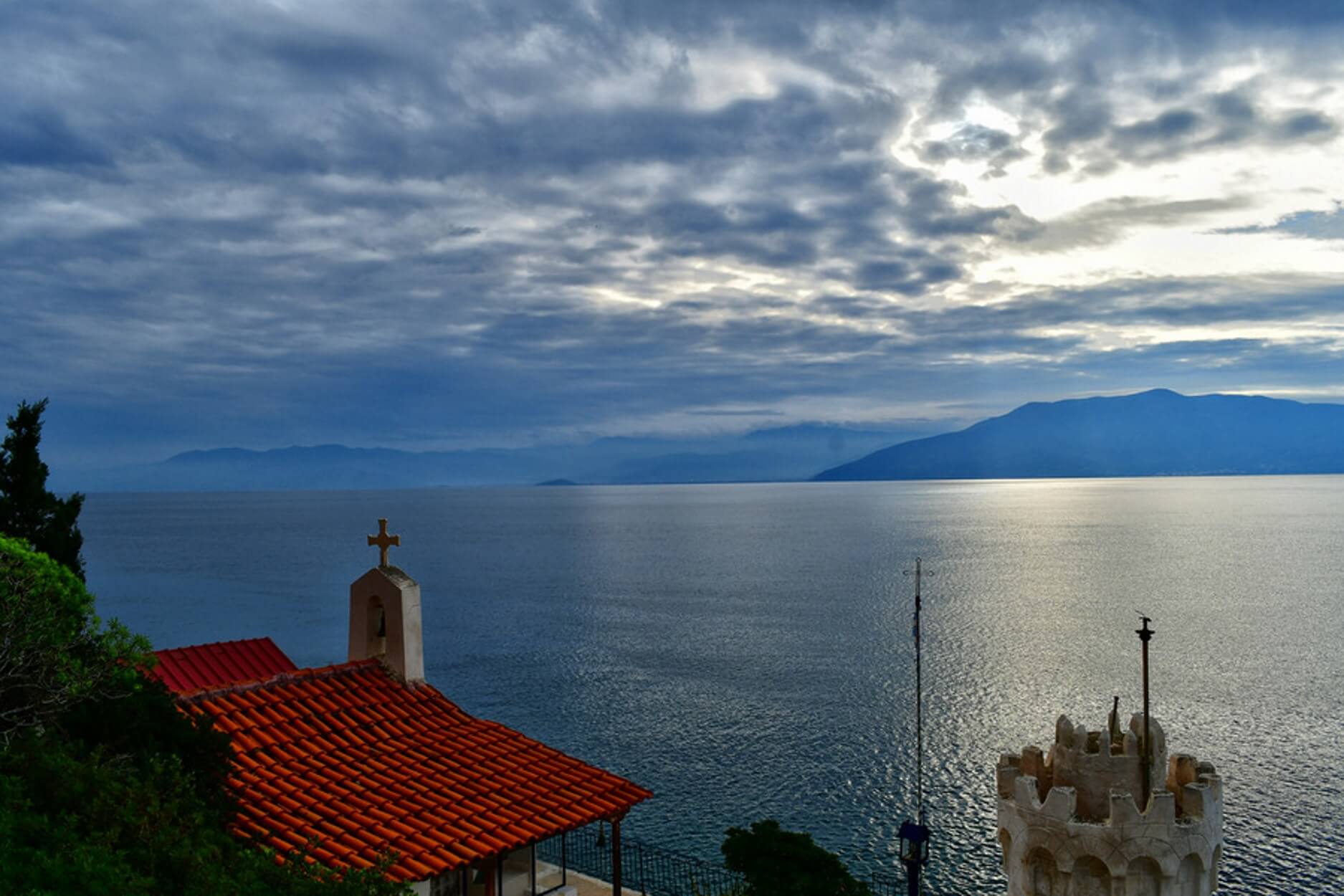 Καιρός αύριο: Ζεστός με λίγες τοπικές βροχές και σποραδικές καταιγίδες