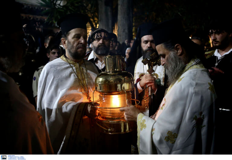 Πυρ και μανία στην Εκκλησία για την αλλαγή διαδρομής του Αγίου Φωτός – Κατέβηκε από το αεροπλάνο ο Μητροπολίτης Μεσογαίας