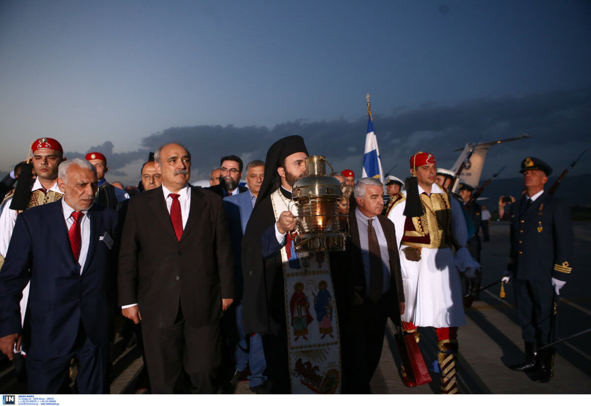 Στην Αθήνα το Άγιο Φως – Υποδοχή με τιμές αρχηγού κράτους [pics]