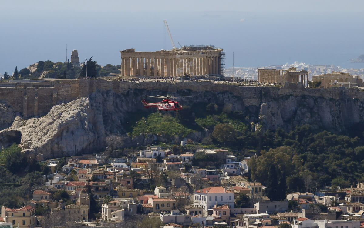 Ακρόπολη: Συγκλονίζουν οι μαρτυρίες για τον κεραυνό που τραυμάτισε 4 ανθρώπους