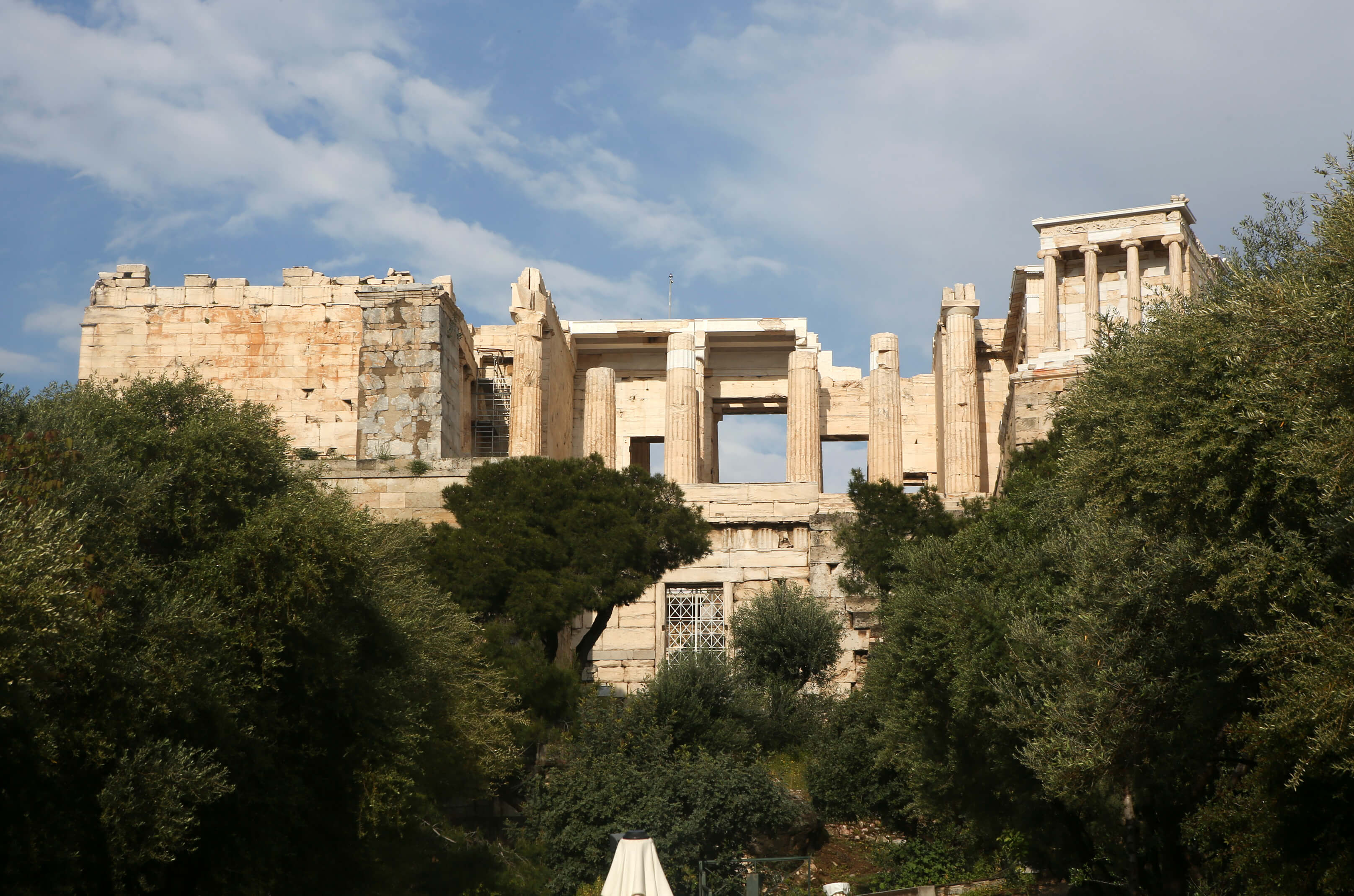 Ακρόπολη: “Μια λάμψη μ’ έριξε κάτω, δεν ξέρω πως βγήκα” – video