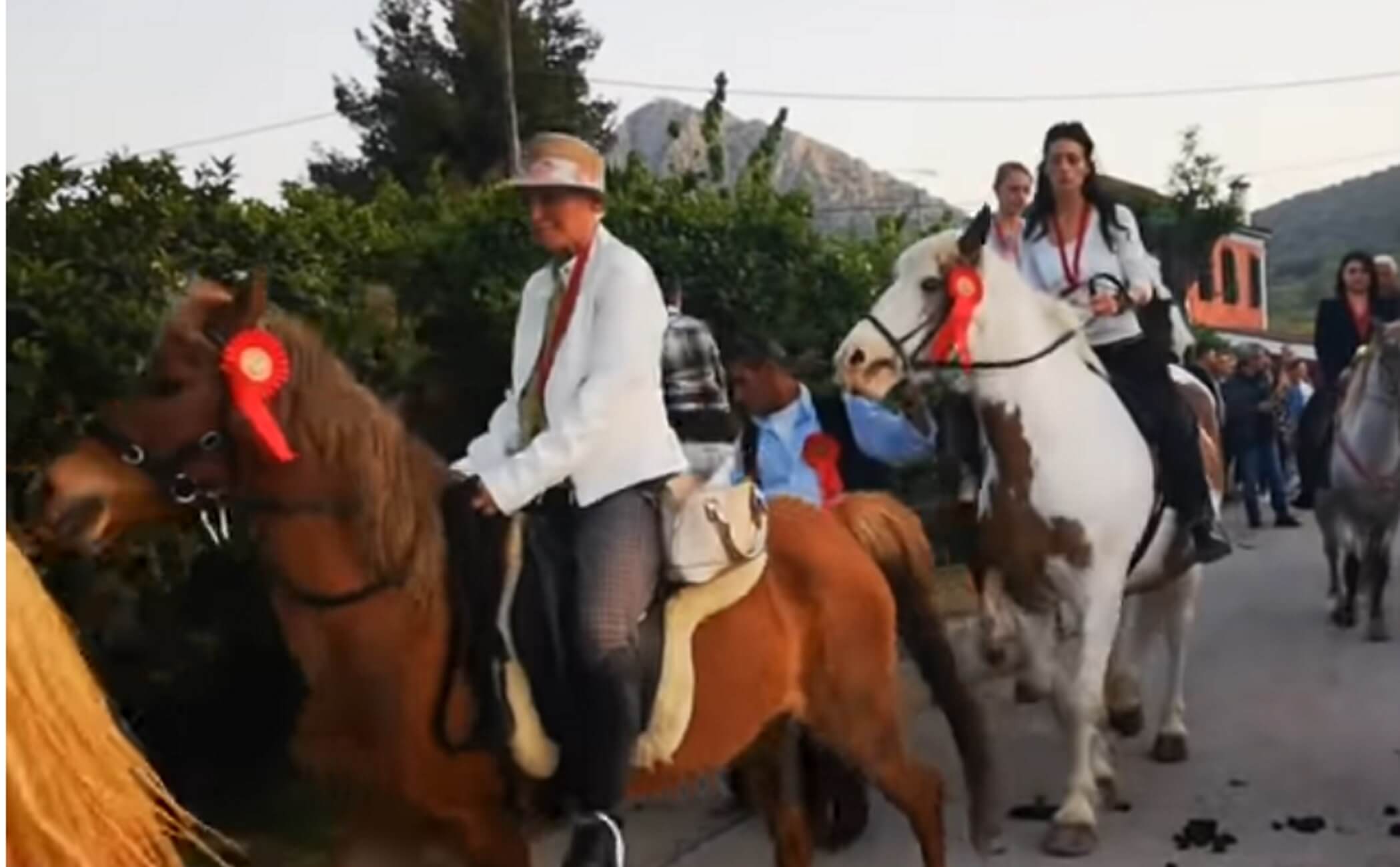 Ναύπλιο: Η περιφορά της εικόνας του Αγίου Γεωργίου με άλογα – Τίμησαν τον Μεγαλομάρτυρα – video
