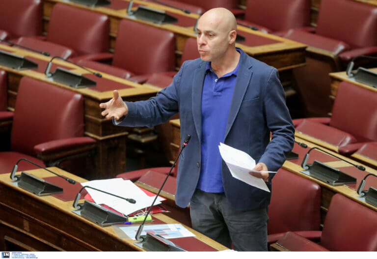 Παραιτήθηκε από βουλευτής ο Γιώργος Αμυράς – «Δεν κάνω χρήση της ντροπιαστικής τροπολογίας Κουντουρά»
