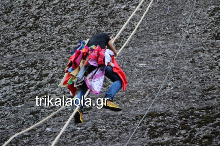 Μετέωρα: Εντυπωσιακή αναρρίχηση για το τάμα του Αη Γιώργη του Μαντηλά – video