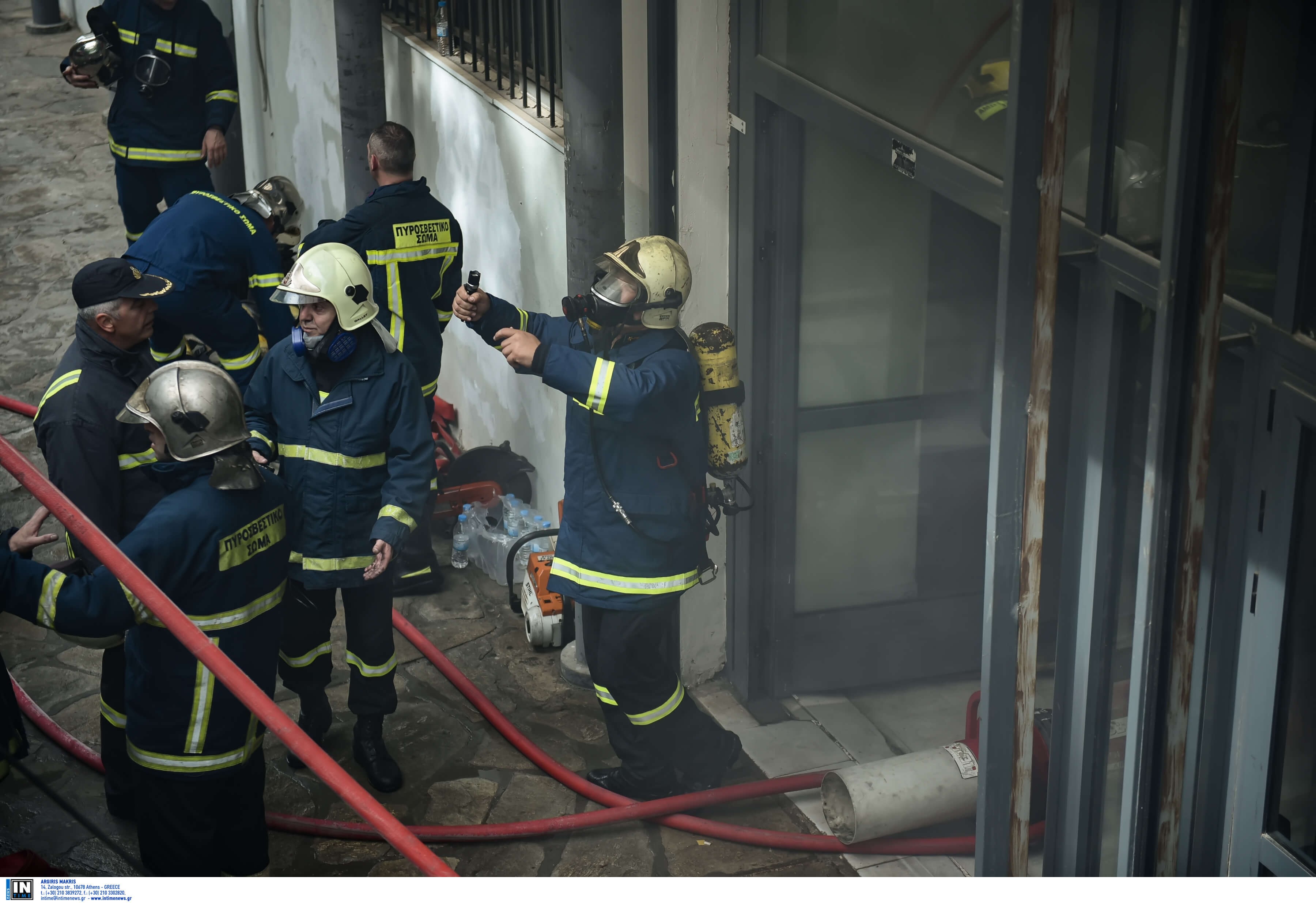 Θεσσαλονίκη: Υπό έλεγχο η φωτιά στο ΑΠΘ – Οι πυροσβέστες έσπασαν τζάμια παραθύρων και λουκέτα [pics, video]