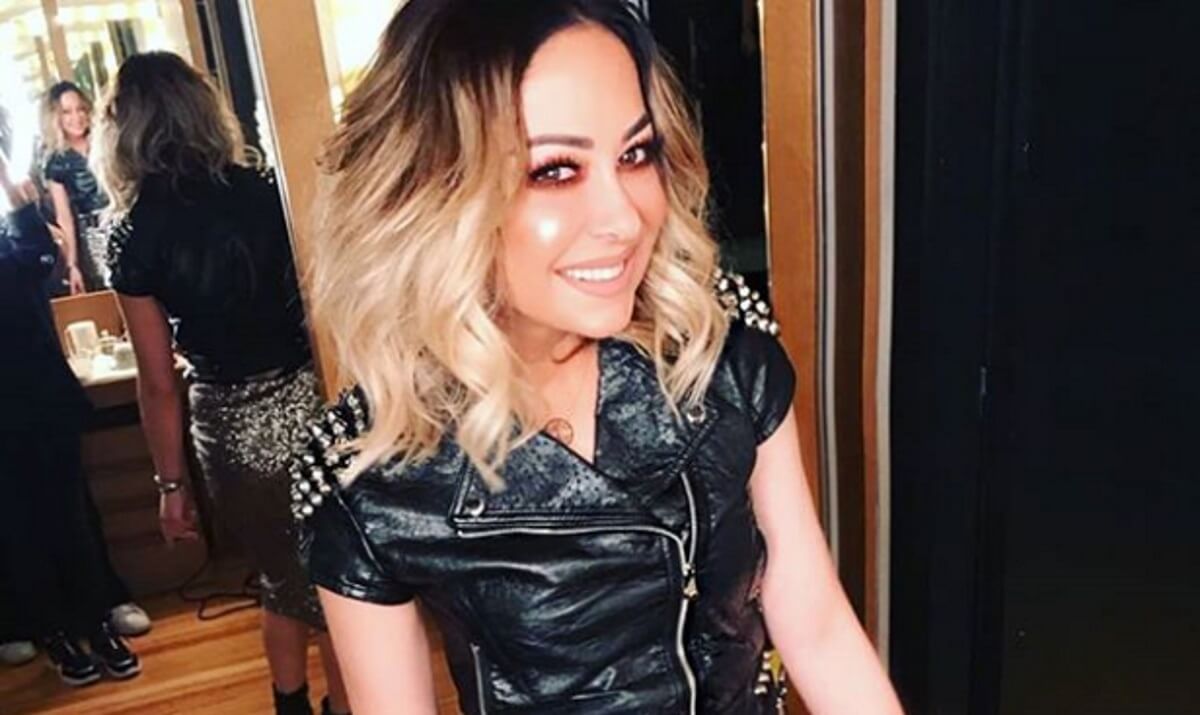 Το αβυσσαλέο ντεκολτέ της Μελίνας Ασλανίδου έβαλε “φωτιά” το βράδυ του Μ. Σαββάτου!