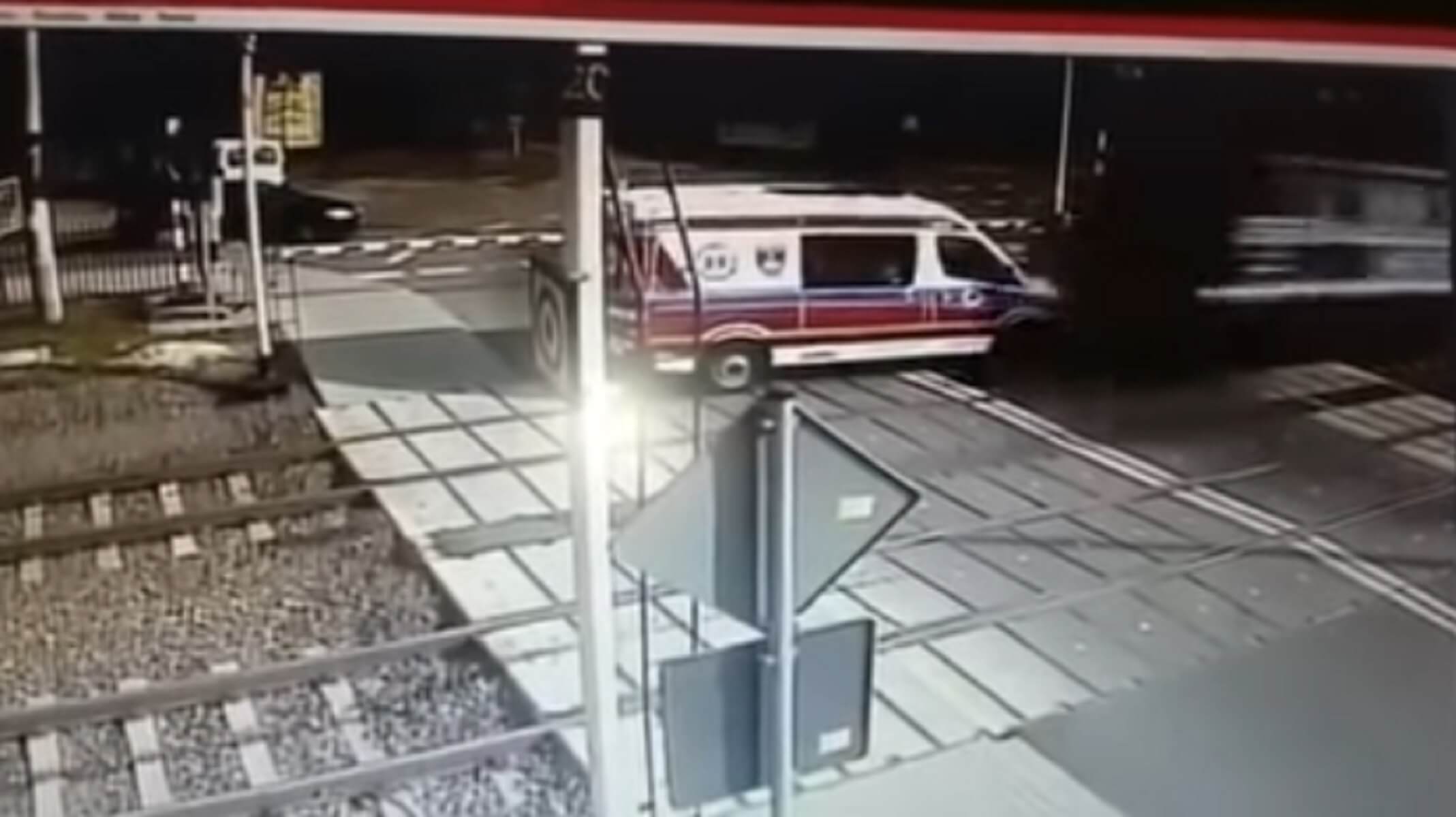 Σοκ! Ασθενοφόρο συνθλίβεται από τρένο! – video