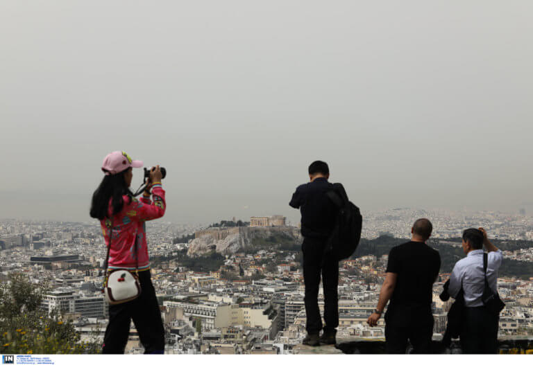 Ω, Αθήνα, που είσαι; Η σκόνη σήμερα πάνω από την Ελλάδα - Ποιες περιοχές "πνίγονται" από τον αφρικανικό επισκέπτη