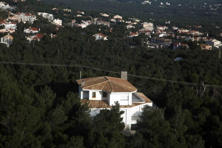 Μπλόκο ΣτΕ σε 700.000 αυθαίρετα - Αντισυνταγματικός ο νόμος που τα εξαιρούσε από τους δασικούς χάρτες