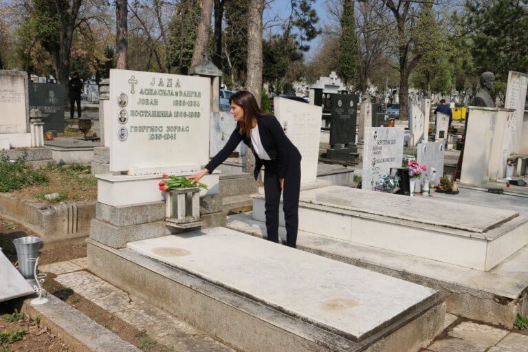 Μπέτυ Μπαζιάνα: Άφησε λουλούδια στον τάφο του Αλέξη Ζορμπά [pics]