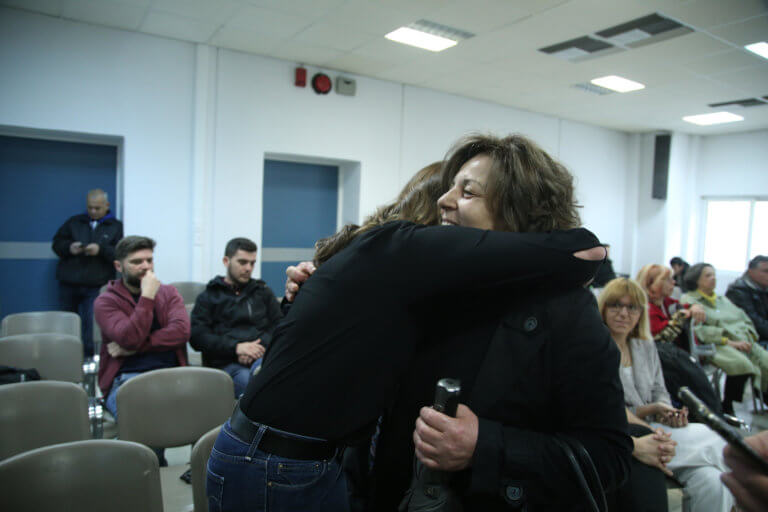 Η αγκαλιά της Μπέτυς Μπαζιάνα στη Μάγδα Φύσσα στη δίκη της Χρυσής Αυγής