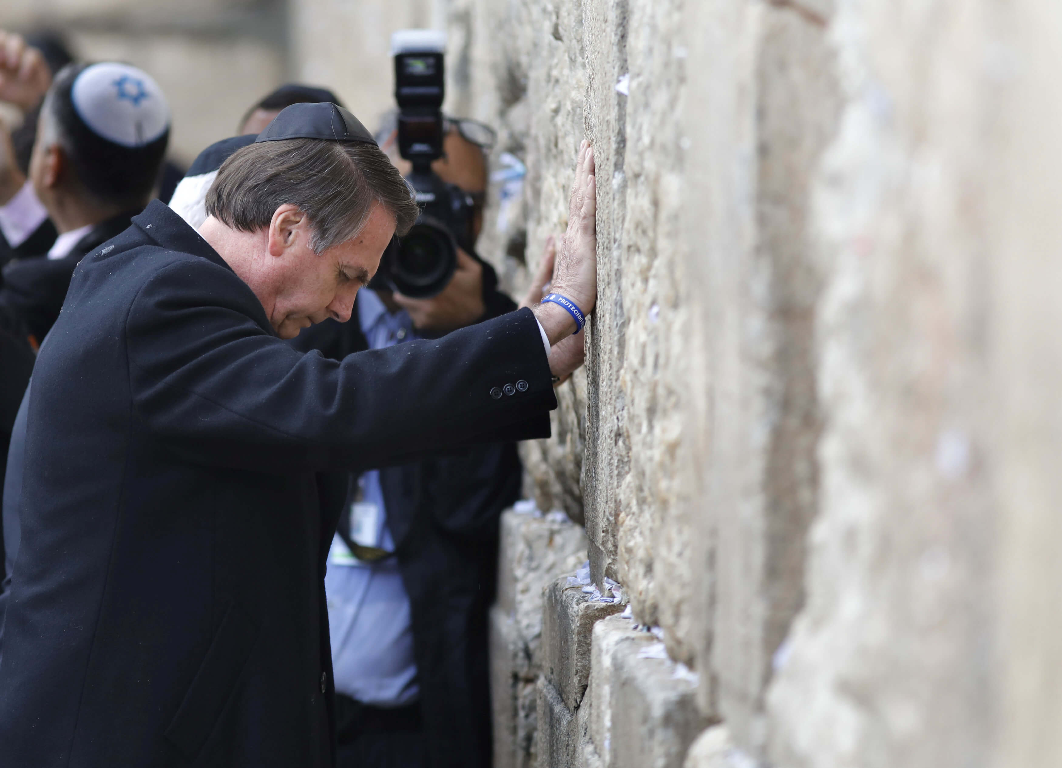 Στην Ιερουσαλήμ ο Μπολσονάρο – Προσευχήθηκε στο Τείχος των Δακρύων