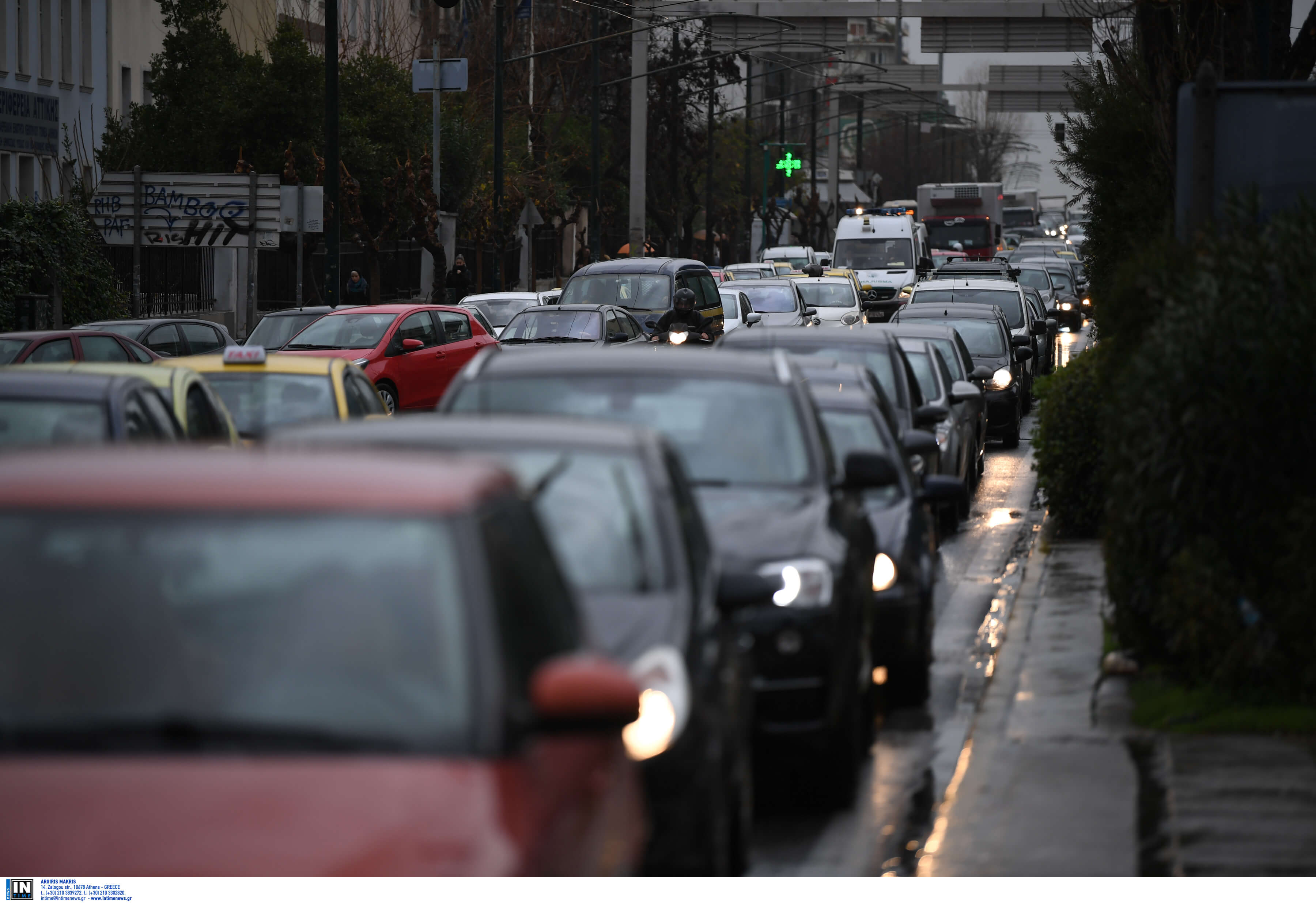 Χάος στην παραλιακή μετά από τροχαίο – Μποτιλιάρισμα… παντού λόγω βροχής