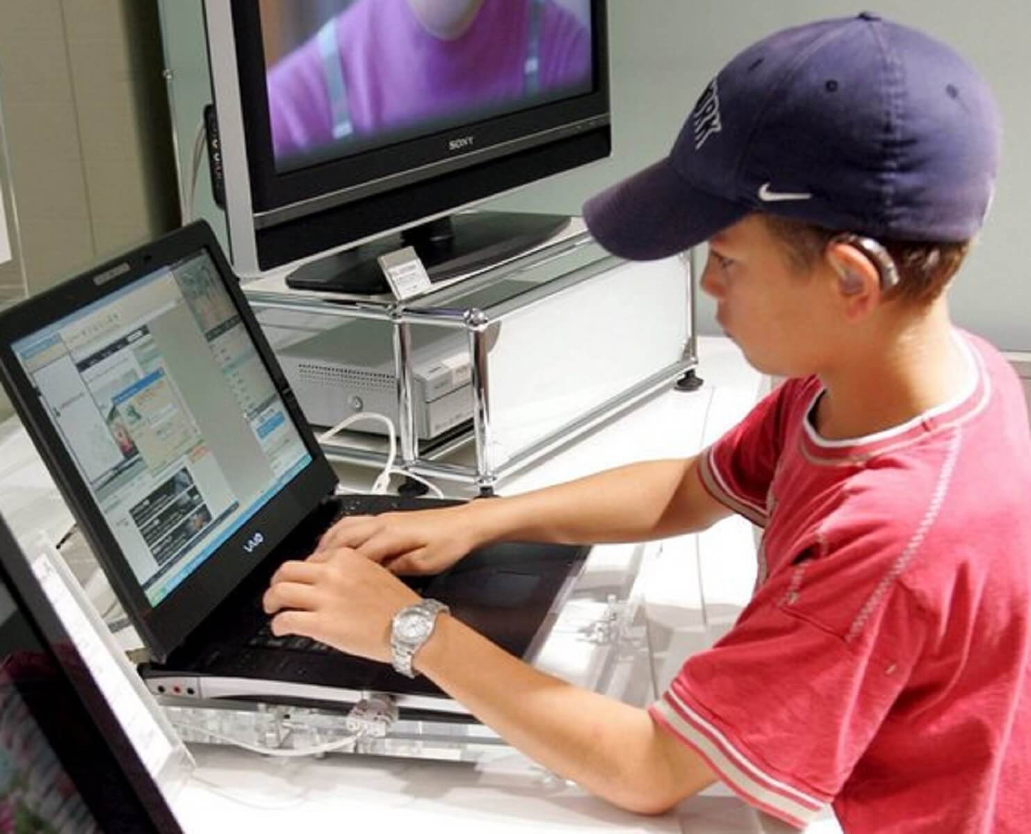 “Παγίδες” παιδόφιλων και διαδικτυακός εκβιασμός: Πώς θα προστατεύσετε τα παιδιά σας
