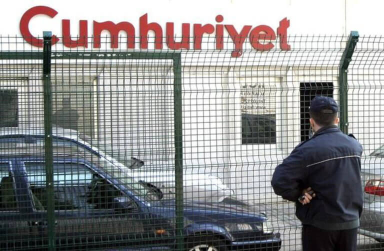 Αποφυλακίζεται ο τελευταίος κρατούμενος της “Cumhuriyet” που είχε καταδικαστεί για “τρομοκρατία”