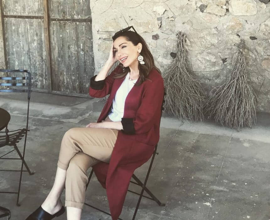 Δέσποινα Βανδή: Μαγικές στιγμές στην Σαντορίνη – Οι βόλτες στα σοκάκια ως «Mamma Mia»! [pics,video]