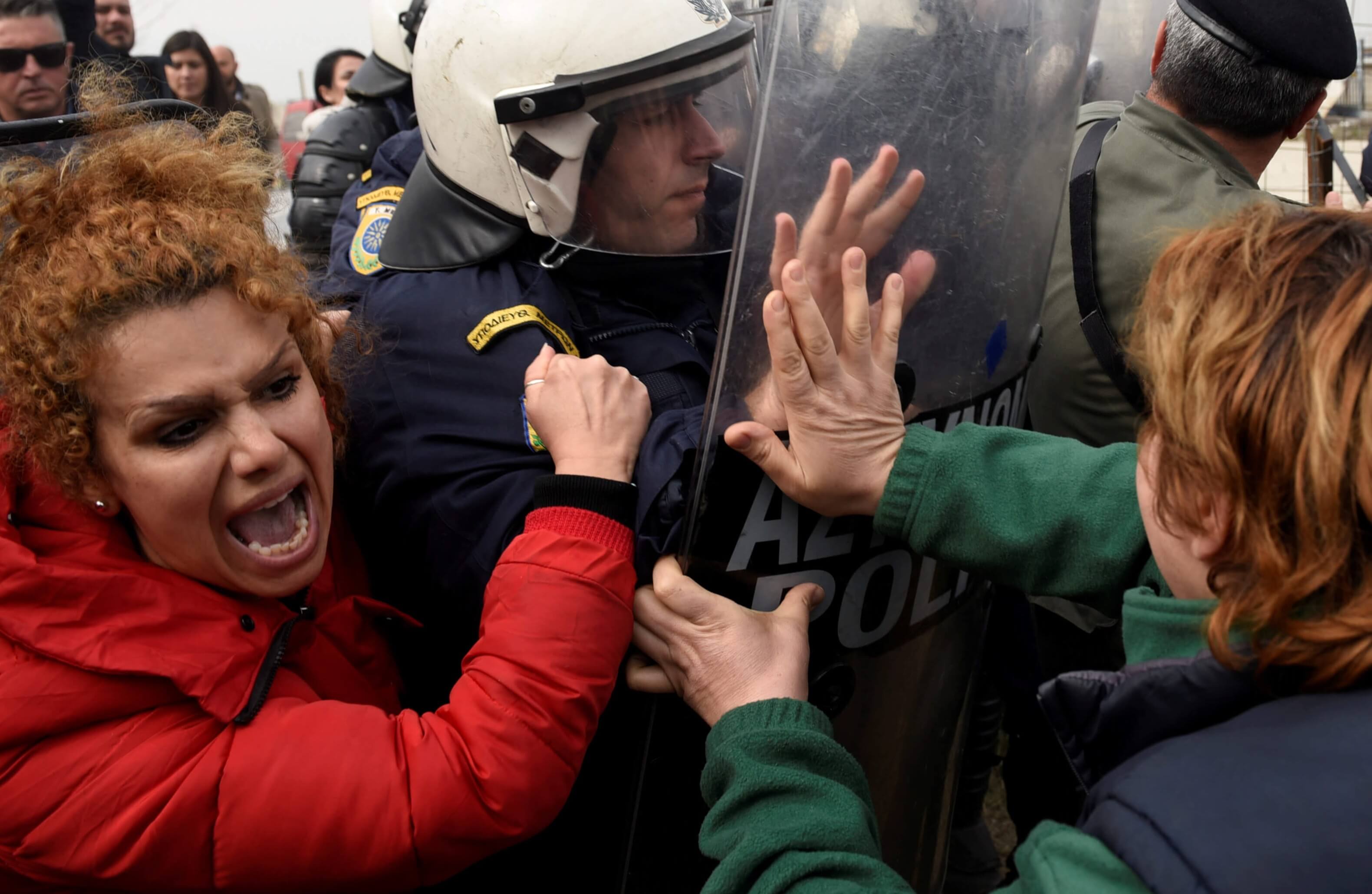 Διαβατά: Νέα άγρια επεισόδια ανάμεσα σε πρόσφυγες και αστυνομικούς!