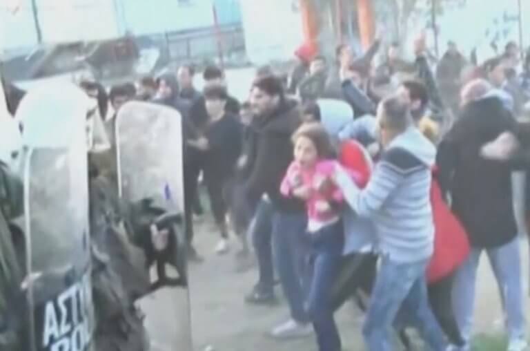 Διαβατά: Αδιανόητες εικόνες στα επεισόδια – Η στιγμή που πετάνε μικρό κοριτσάκι σε αστυνομικούς – video