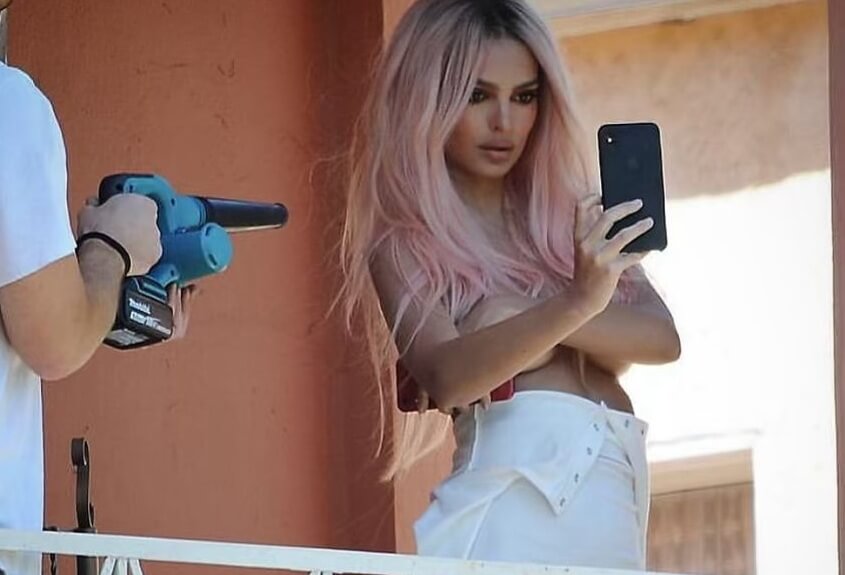 Emily Ratajkowski: Η topless φωτογράφιση με τα ροζ μαλλιά που της έφτιαξε ο Δημήτρης Γιαννέτος! [pics]