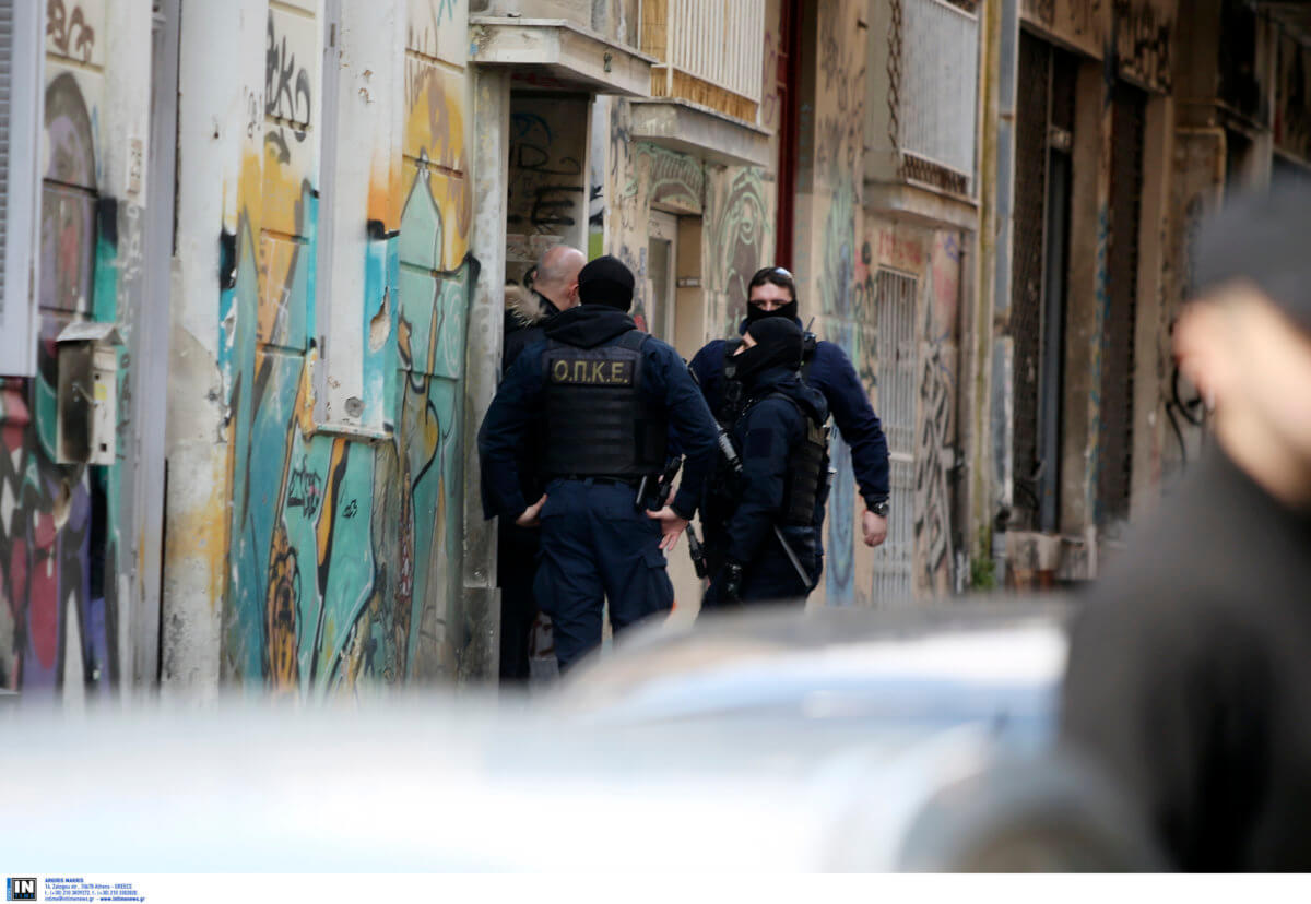 Εξάρχεια: Αιματηρή συμπλοκή ένοπλων με λιμενικούς στην καρδιά της Αθήνας!