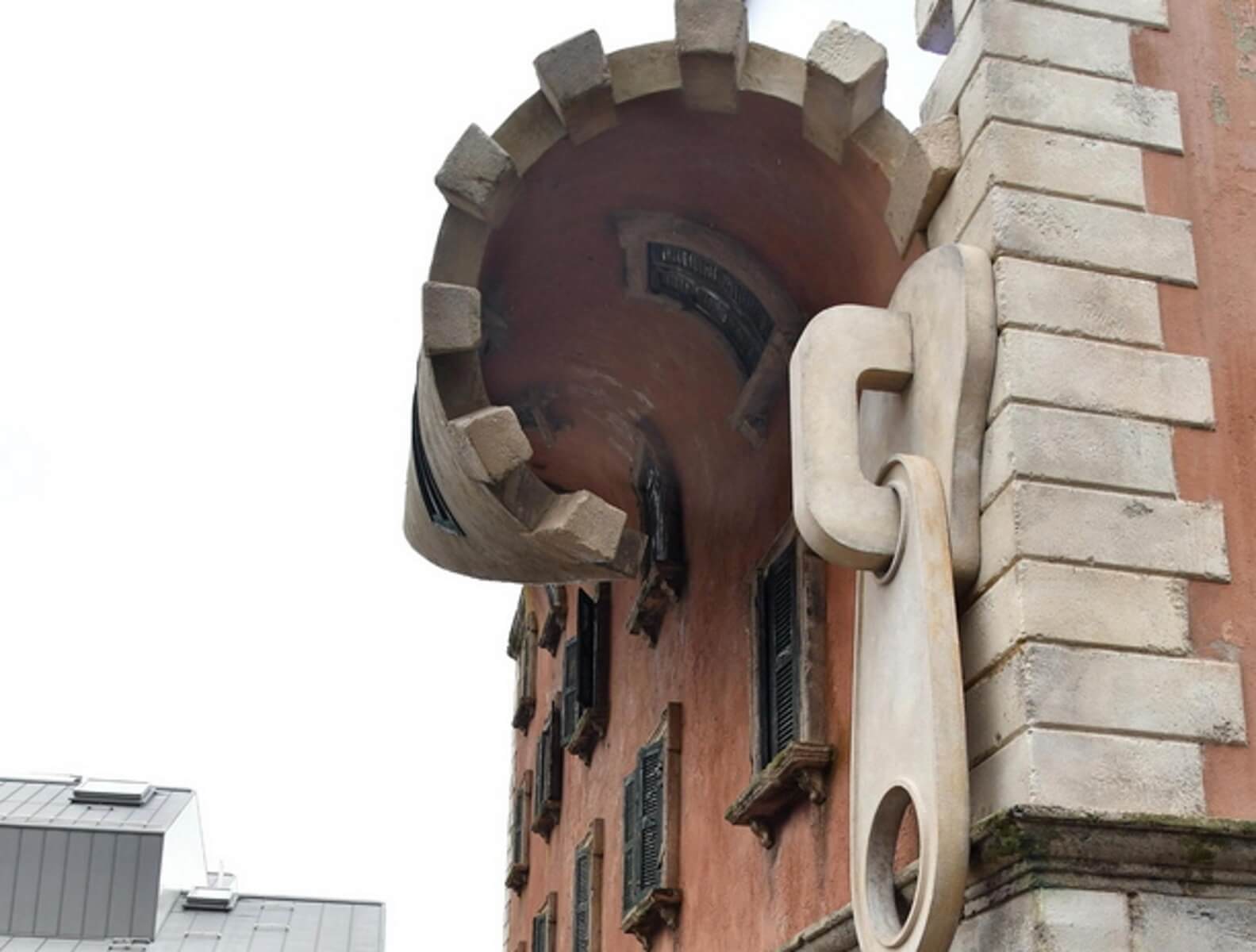 Αυτό και αν είναι τέχνη! «Κατέβασε το φερμουάρ» σε κτήριο στο Μιλάνο