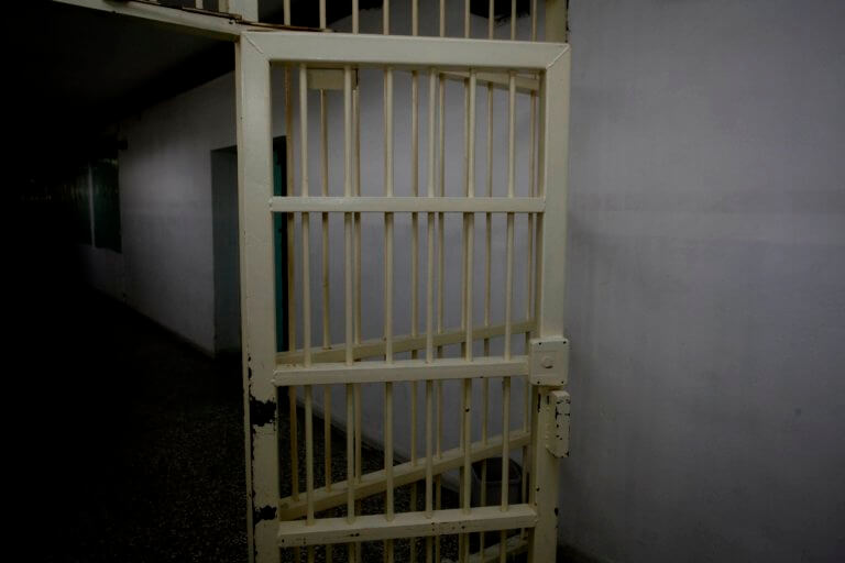 Σκάνδαλο: Δικηγόρος γυρνούσε πορνό με τις φυλακισμένες πελάτισσές του – Υπέγραφαν και ρήτρες εχεμύθειας (pic)