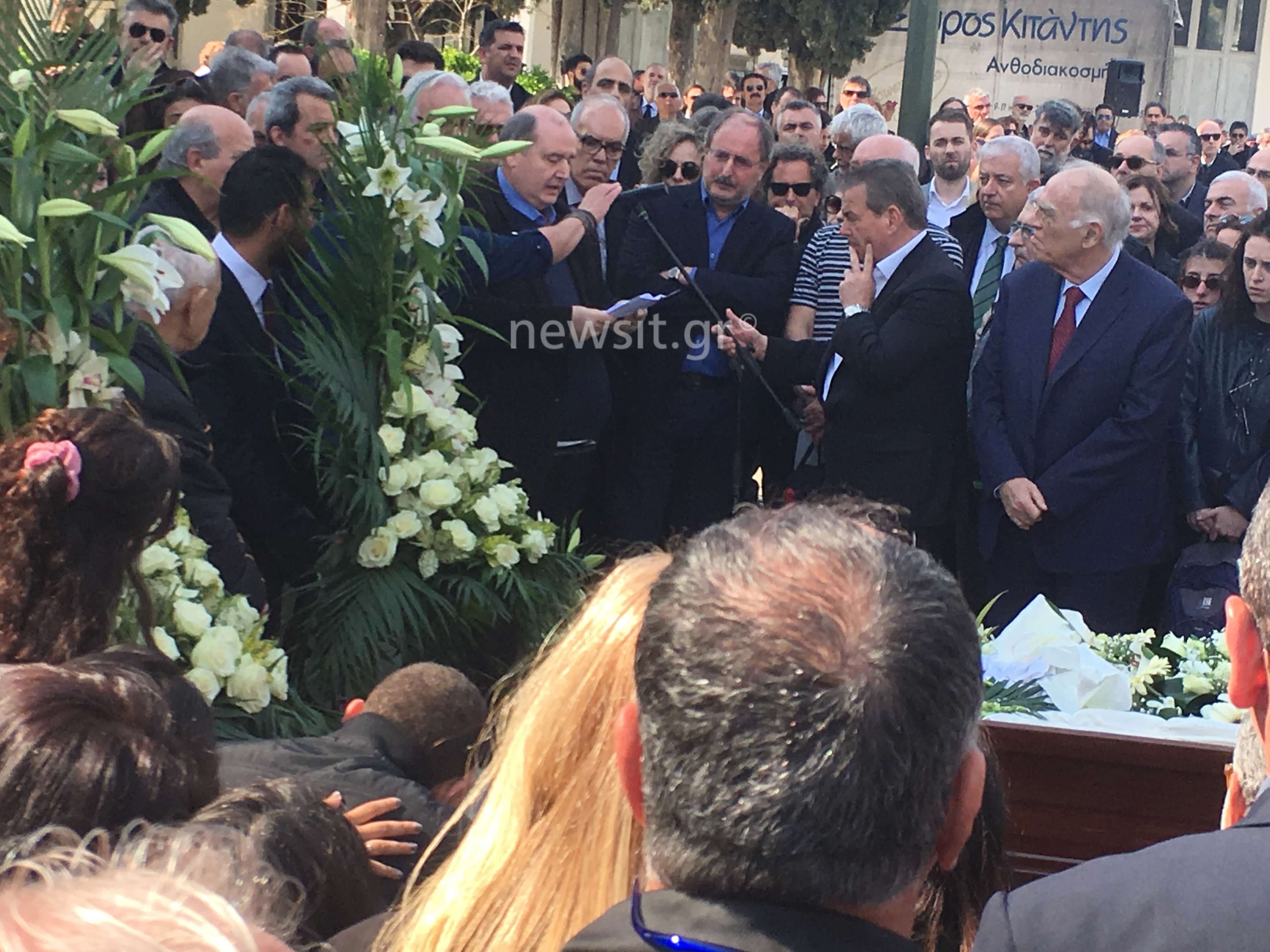 Κηδεία Βασίλη Λυριτζή: Συγκλόνισε ο Νίκος Φίλης στον επικήδειο