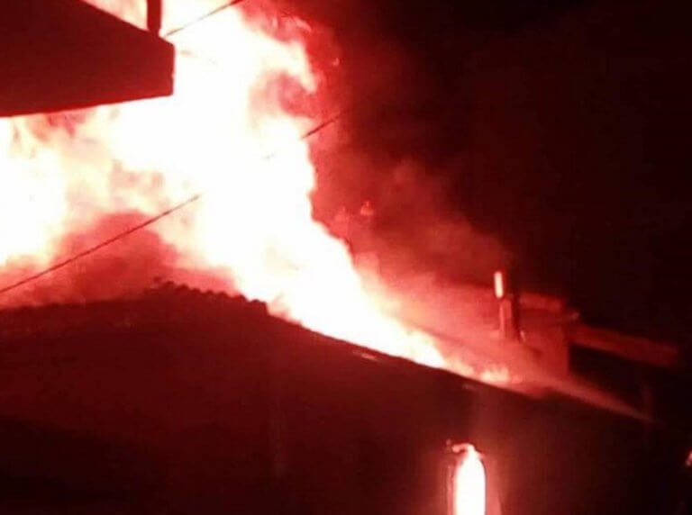 Κοζάνη: Νεαροί την έσωσαν από φλεγόμενο σπίτι – Μεγάλη φωτιά από τη σόμπα που άναψε [pics, video]