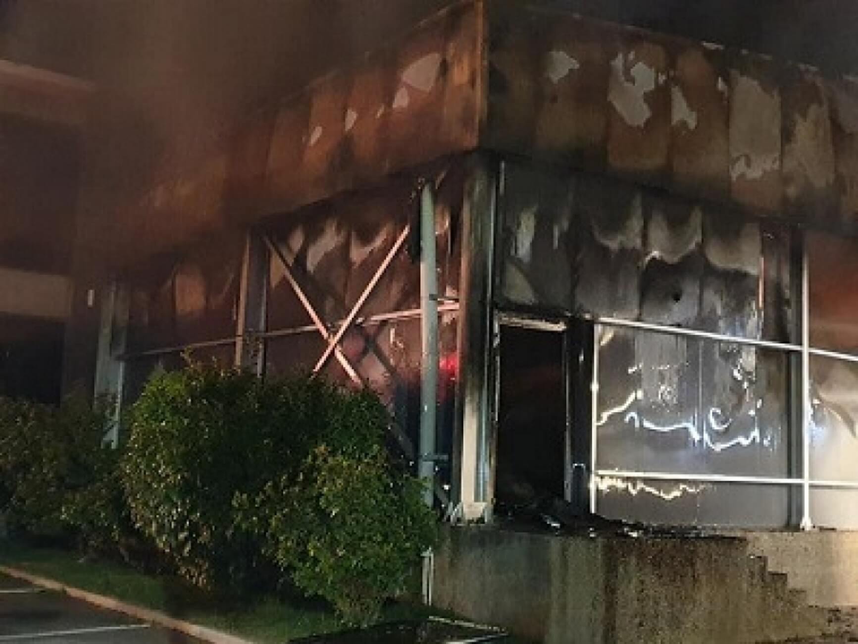 Σέρρες: Εικόνες καταστροφής μετά τη μεγάλη φωτιά σε εργοστάσιο ζαχαροπλαστικής – Η ολονύχτια μάχη – video