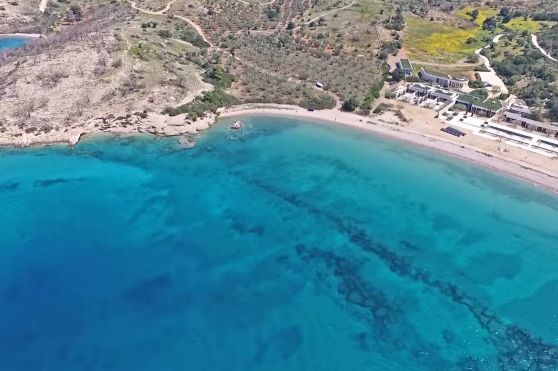 Πόρτο Χέλι: Μια φυσική “πισίνα” στη σκιά του ακριβότερου ξενοδοχείου της Ευρώπης