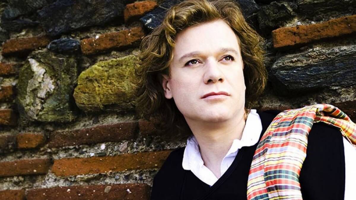 Ο Πέτρος Γαϊτάνος απαντά για τη σάτιρα των Ράδιο Αρβύλα!