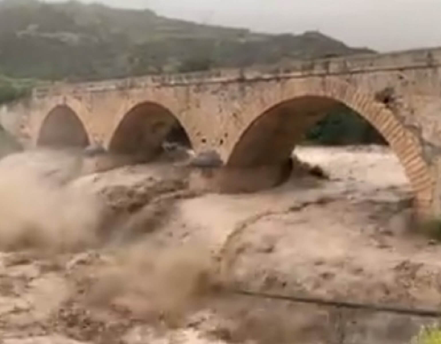 Κινδυνεύει η γέφυρα του Μύρτου! Απίστευτη η μανία του νερού! – video