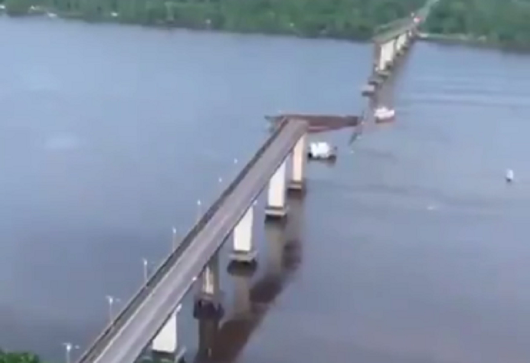Πλοίο γκρέμισε γέφυρα στη Βραζιλία! 200 μέτρα κατέληξαν στον ποταμό! – video