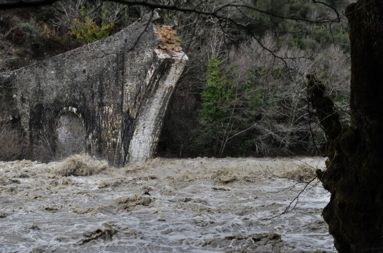 ÎšÎ±Î¹ÏÏŒÏ‚ Î±ÏÏÎ¹Î¿: Î™ÏƒÏ‡Ï…ÏÎ­Ï‚ Î²ÏÎ¿Ï‡Î­Ï‚ ÎºÎ±Î¹ ÎºÎ±Ï„Î±Î¹Î³Î¯Î´ÎµÏ‚ â€“ ÎˆÏÏ‡ÎµÏ„Î±Î¹ ÎºÎ±Î¹ Î½Î­Î± ÎµÏ€Î¹Î´ÎµÎ¯Î½Ï‰ÏƒÎ·!