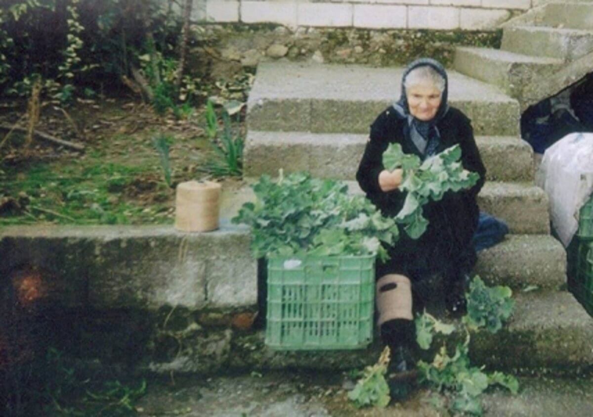 Στα δικαστήρια 82χρονη και άλλες δύο γιαγιάδες επειδή πούλαγαν χόρτα!