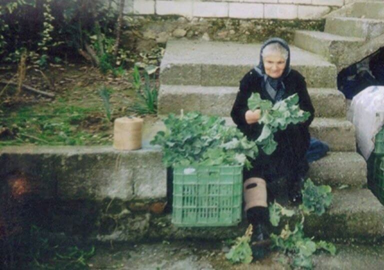 Μόνο οργή! Στα δικαστήρια 82χρονη και άλλες δύο (!) γιαγιάδες επειδή πούλαγαν χόρτα στη λαϊκή!